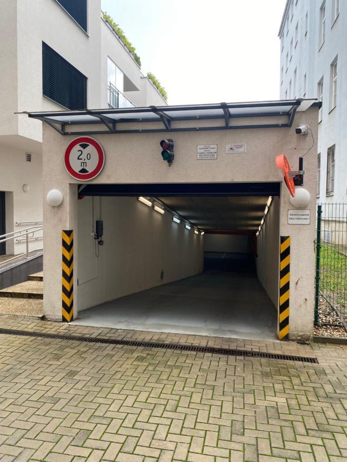 The Elite Suite II Downtown Ac & Garage Parking Bratislava Bagian luar foto