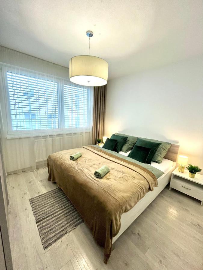 The Elite Suite II Downtown Ac & Garage Parking Bratislava Bagian luar foto