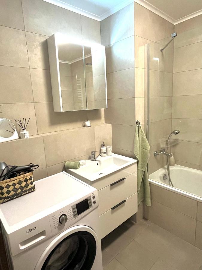The Elite Suite II Downtown Ac & Garage Parking Bratislava Bagian luar foto