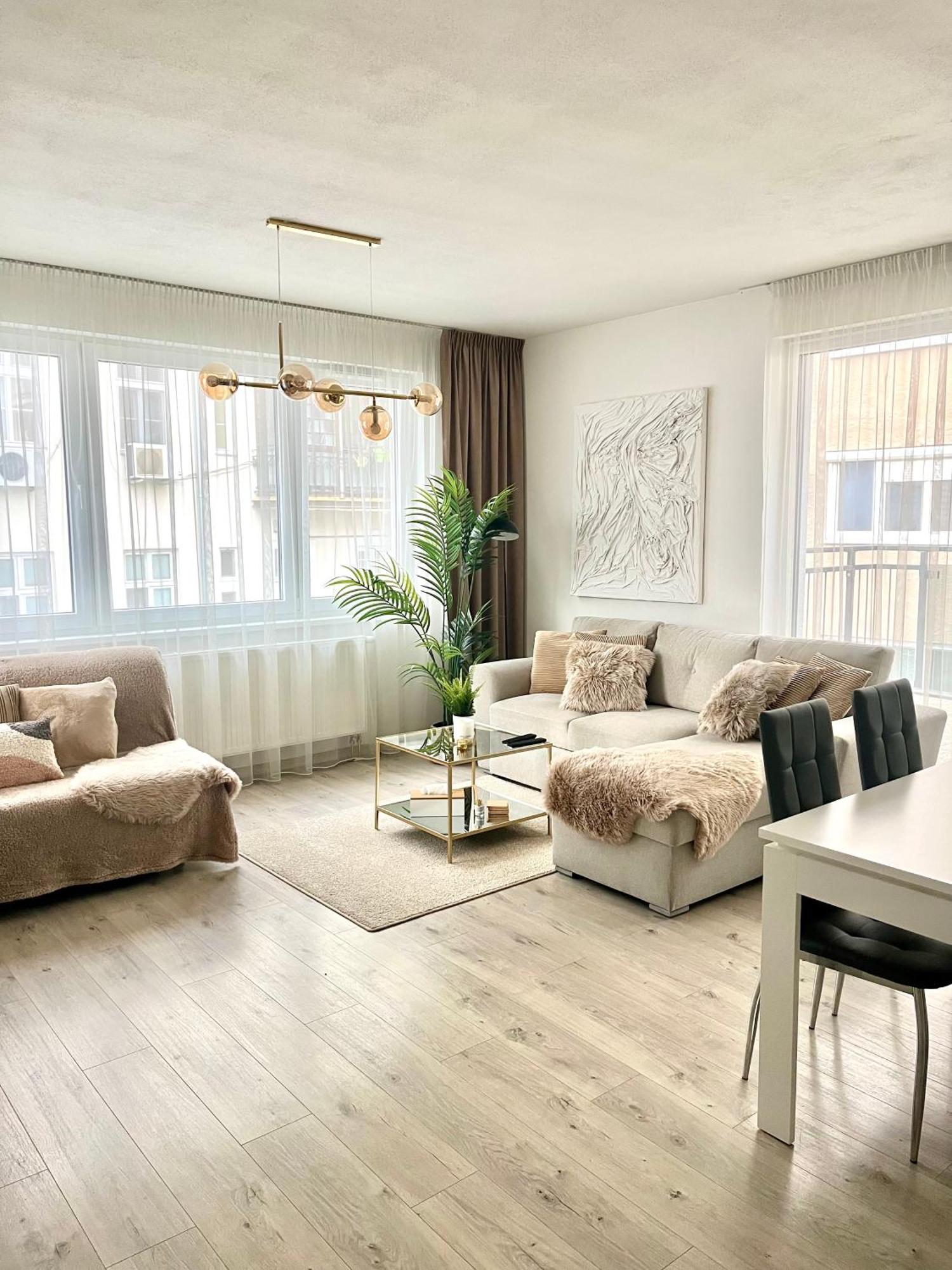 The Elite Suite II Downtown Ac & Garage Parking Bratislava Bagian luar foto
