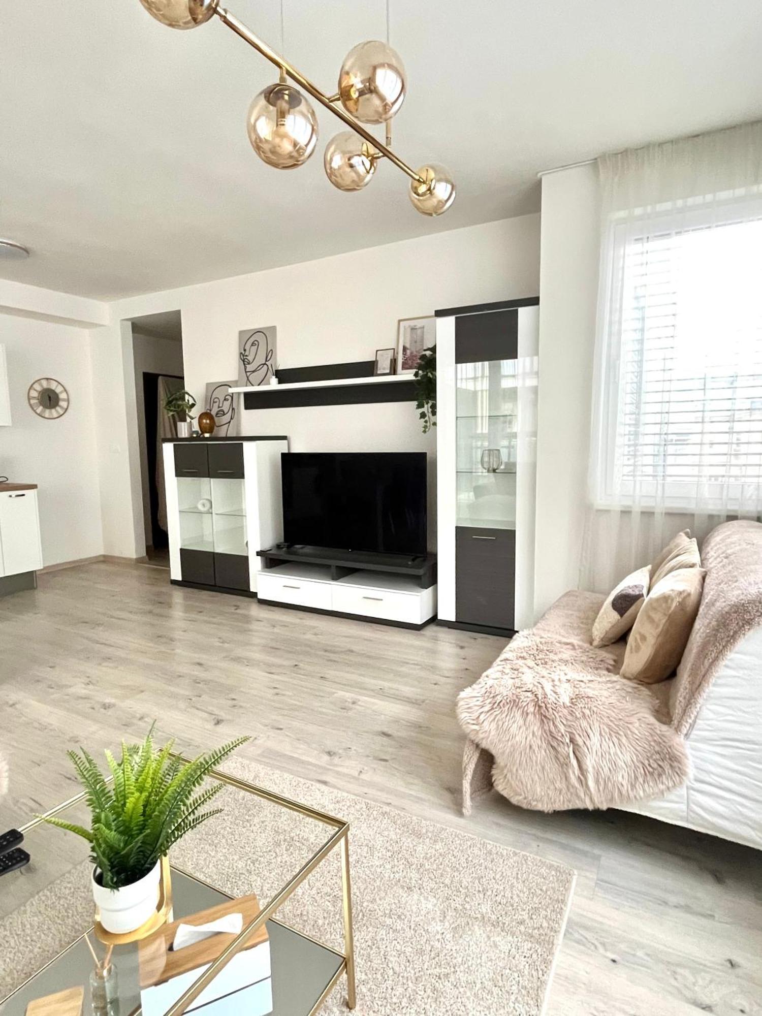 The Elite Suite II Downtown Ac & Garage Parking Bratislava Bagian luar foto