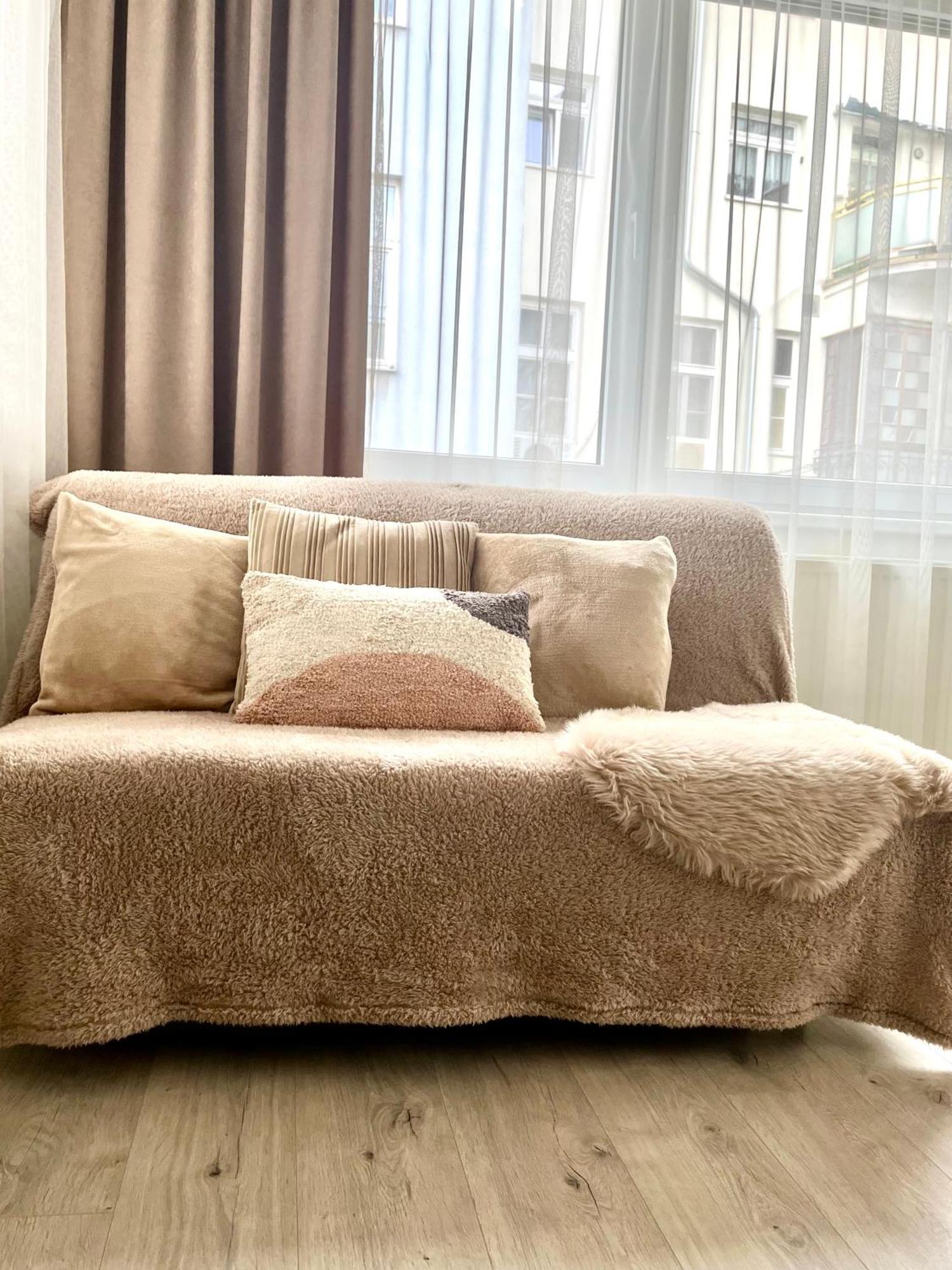 The Elite Suite II Downtown Ac & Garage Parking Bratislava Bagian luar foto
