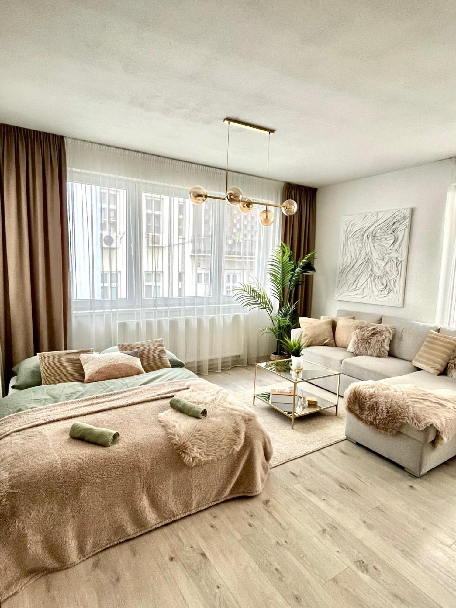 The Elite Suite II Downtown Ac & Garage Parking Bratislava Bagian luar foto