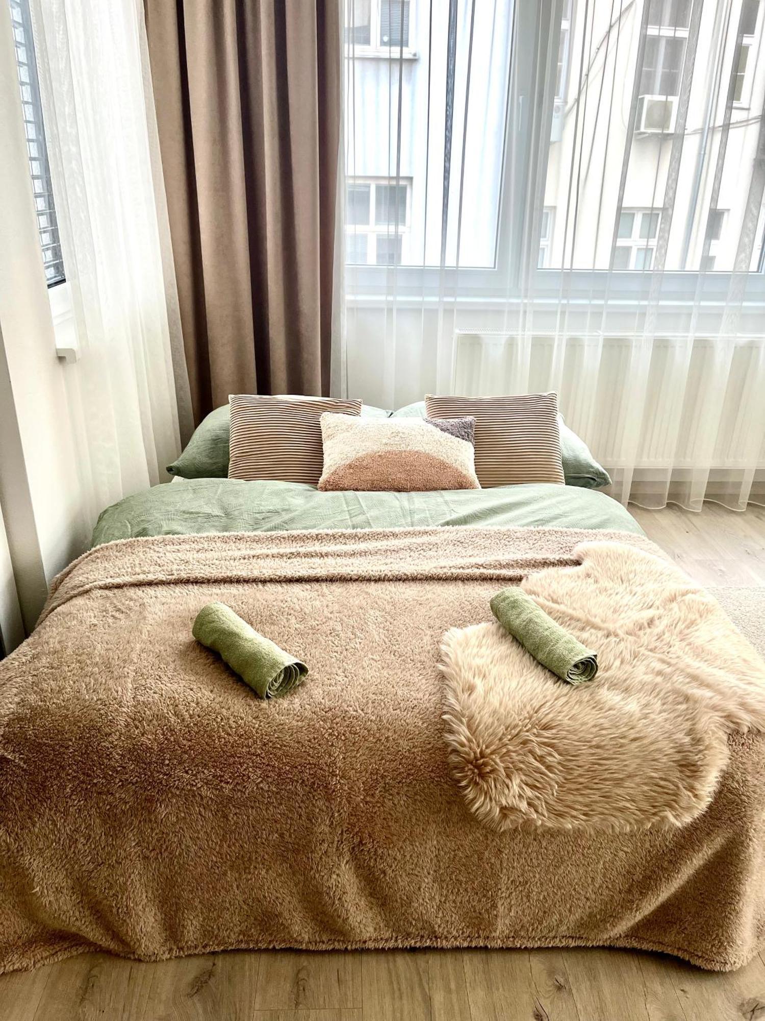 The Elite Suite II Downtown Ac & Garage Parking Bratislava Bagian luar foto