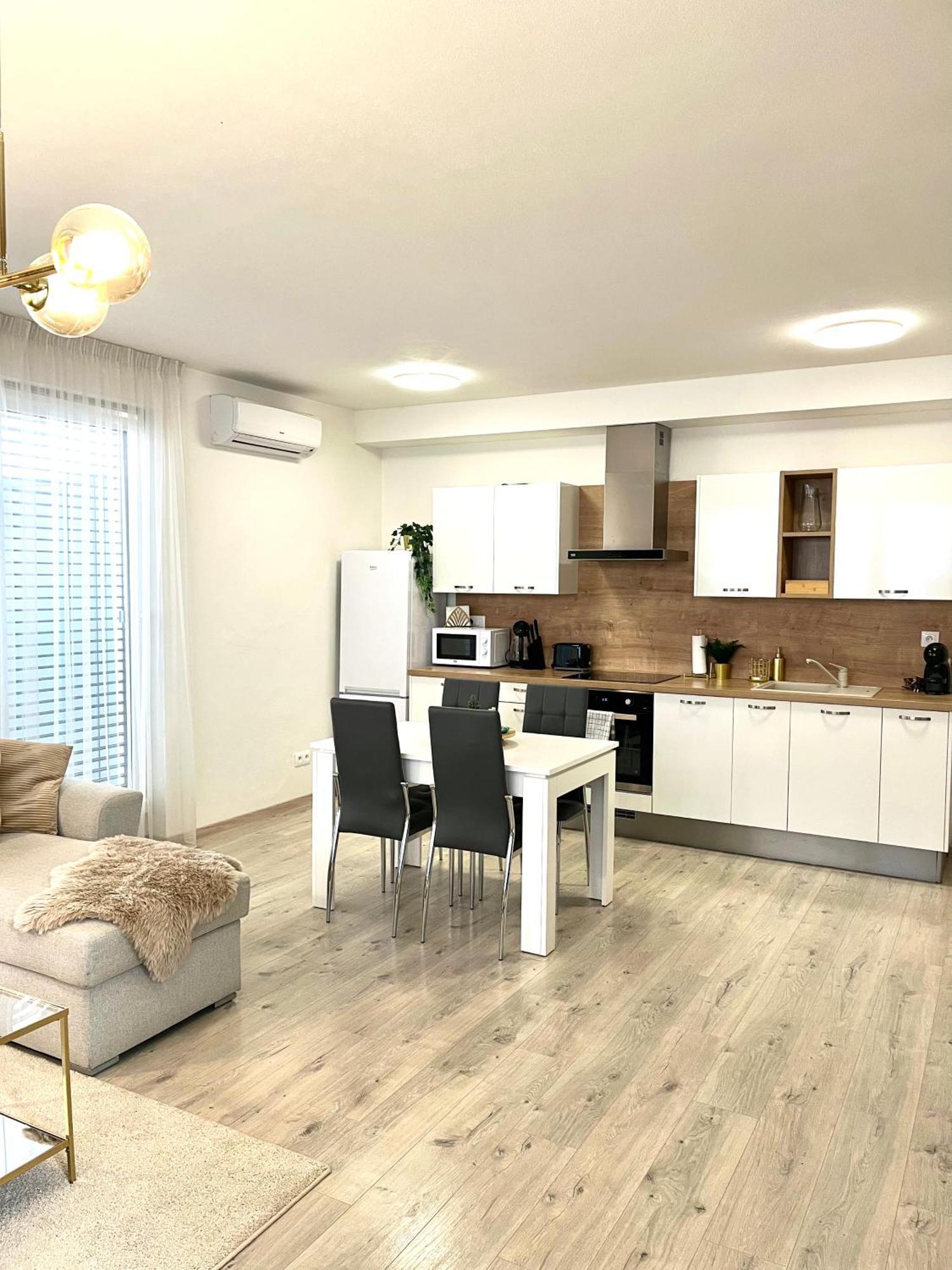 The Elite Suite II Downtown Ac & Garage Parking Bratislava Bagian luar foto