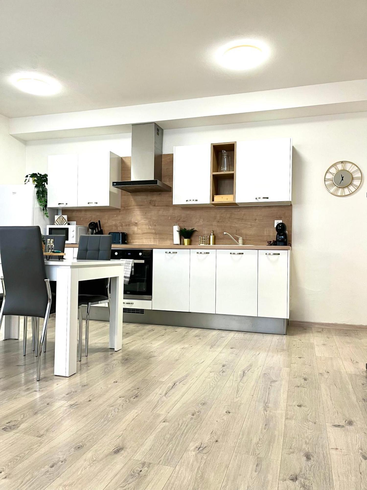 The Elite Suite II Downtown Ac & Garage Parking Bratislava Bagian luar foto