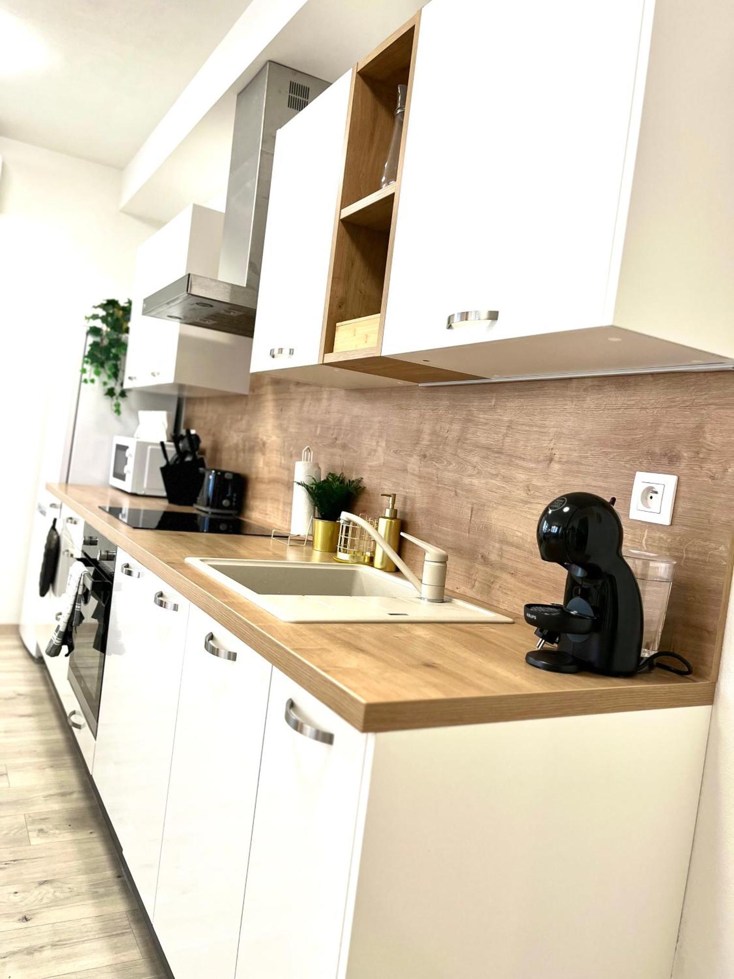 The Elite Suite II Downtown Ac & Garage Parking Bratislava Bagian luar foto