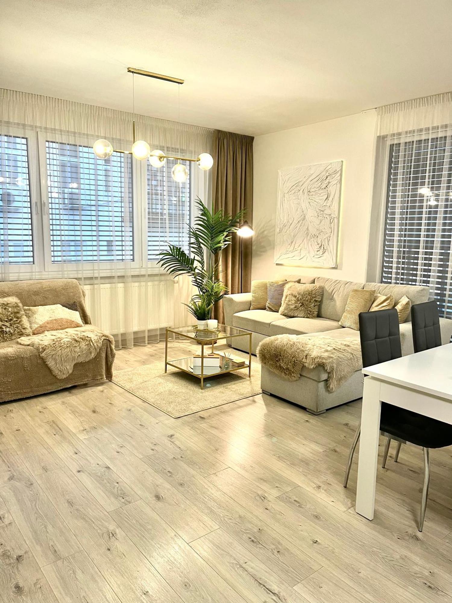 The Elite Suite II Downtown Ac & Garage Parking Bratislava Bagian luar foto